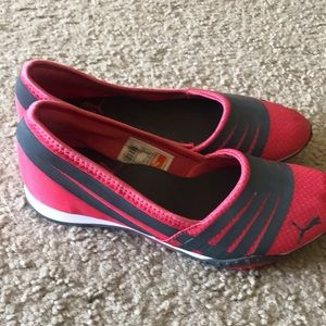 Puma walking shoes size 6.5 in great conditions
